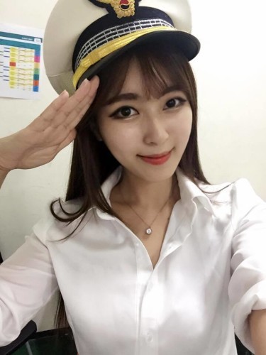今天要为大家介绍的是一位来自韩国的美女主播——金塞拉。金塞拉出生于1993年，比很多韩国女主播都年轻不少，除了作为一名女主播外，她还是一名车模、 模特。金塞拉有着精致的面容和凹凸有致的身材，是韩国AfreecaTV的知名女主播。除此之外，金塞拉也是《海贼王》粉丝，不光跳舞跳的好，在游戏中也 能轻松Carry！