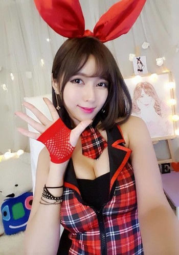 今天要为大家介绍的是一位来自韩国的美女主播——金塞拉。金塞拉出生于1993年，比很多韩国女主播都年轻不少，除了作为一名女主播外，她还是一名车模、 模特。金塞拉有着精致的面容和凹凸有致的身材，是韩国AfreecaTV的知名女主播。除此之外，金塞拉也是《海贼王》粉丝，不光跳舞跳的好，在游戏中也 能轻松Carry！