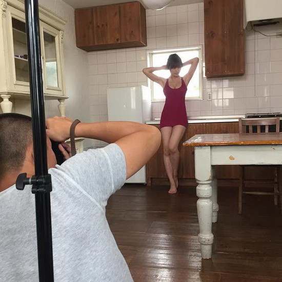 　以性感身材与最强美乳闻名的元祖级写真女星熊田曜子，现在是拥有两个宝贝女儿的人妻，产后复出所发行的写真DVD《Rebirth》正热烈贩售中。近日 她也不断在instagram上公开拍摄的现场花絮，其中一张红色比基尼照，让网友们看了大喷鼻血，少少的布料根本遮掩不住她的澎湃美乳，被大赞根本是海 贼王「娜美」等级的爆乳现身，看来女性产后会再次发育的传言是真的……