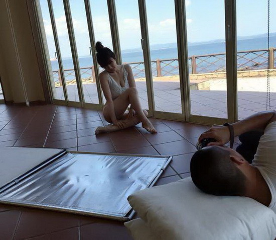 　以性感身材与最强美乳闻名的元祖级写真女星熊田曜子，现在是拥有两个宝贝女儿的人妻，产后复出所发行的写真DVD《Rebirth》正热烈贩售中。近日 她也不断在instagram上公开拍摄的现场花絮，其中一张红色比基尼照，让网友们看了大喷鼻血，少少的布料根本遮掩不住她的澎湃美乳，被大赞根本是海 贼王「娜美」等级的爆乳现身，看来女性产后会再次发育的传言是真的……