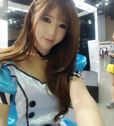 宋姝儿是一名模特，身材窈窕长相甜美可人，有很多不错的写真作品。宋姝儿还是一名资深的魔兽玩家，至今都没有AFK，还曾在OGN超级联赛开幕式中和大魔王Jaedong、月魔Moon打过表演赛，性感可爱的外表和魔鬼般的身材让很多游戏玩家记住了她。