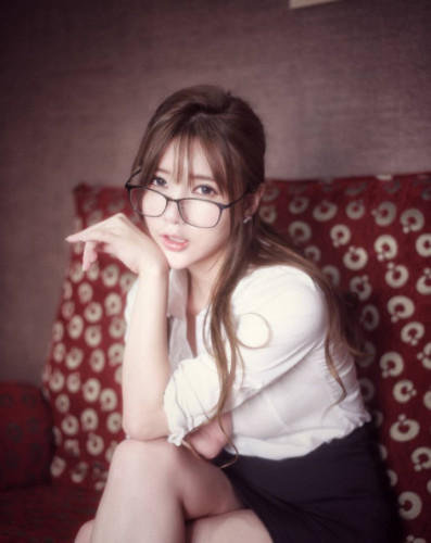 宋姝儿是一名模特，身材窈窕长相甜美可人，有很多不错的写真作品。宋姝儿还是一名资深的魔兽玩家，至今都没有AFK，还曾在OGN超级联赛开幕式中和大魔王Jaedong、月魔Moon打过表演赛，性感可爱的外表和魔鬼般的身材让很多游戏玩家记住了她。