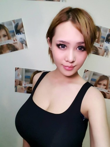 原艺名马友蓉的台湾嫩模洪蓉，当初因拍摄游戏广告出道，因为有着傲人的I罩杯，被封为“I级艳后”。从今年开始她在内地直播平台担任网络主播，据其透露，现在她最多一个月可赚20万元（台币，下同），平均每月也可有7、8万元收入。