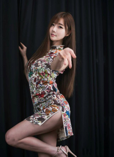　很多人对女主播真是又爱又恨，也有不少韩国女主播来国内的直播平台淘金，淘金手法也是千奇百出，这不有女主播开始卖内衣了。