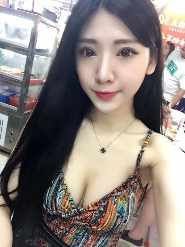 又到了为大家介绍妹子的时间了！今天要为大家介绍的是一位来自台湾的正妹黄冠洁。黄冠洁昵称BirdyBirdy、鸟鸟，目前就读于辅仁大学，课余时间也在一家健身房当教练。黄冠洁有着精致的五官和上超完美比例的身材，也是一位美女游戏玩家哦。