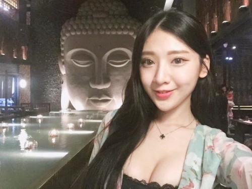 又到了为大家介绍妹子的时间了！今天要为大家介绍的是一位来自台湾的正妹黄冠洁。黄冠洁昵称BirdyBirdy、鸟鸟，目前就读于辅仁大学，课余时间也在一家健身房当教练。黄冠洁有着精致的五官和上超完美比例的身材，也是一位美女游戏玩家哦。