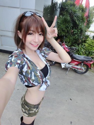 又到了为大家介绍妹子的时间了，今天要为大家介绍的是一位来自马来西亚的游戏玩家黄洁琪。黄洁琪拥有甜美的笑容和魔鬼般的身材，在她的社交网络上不时可以看到分享最近沉迷的手游，所以让她在宅男界有着“游戏女神”的称号。