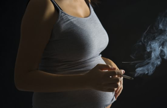 怀孕抽烟问题多 孕妇最好戒烟