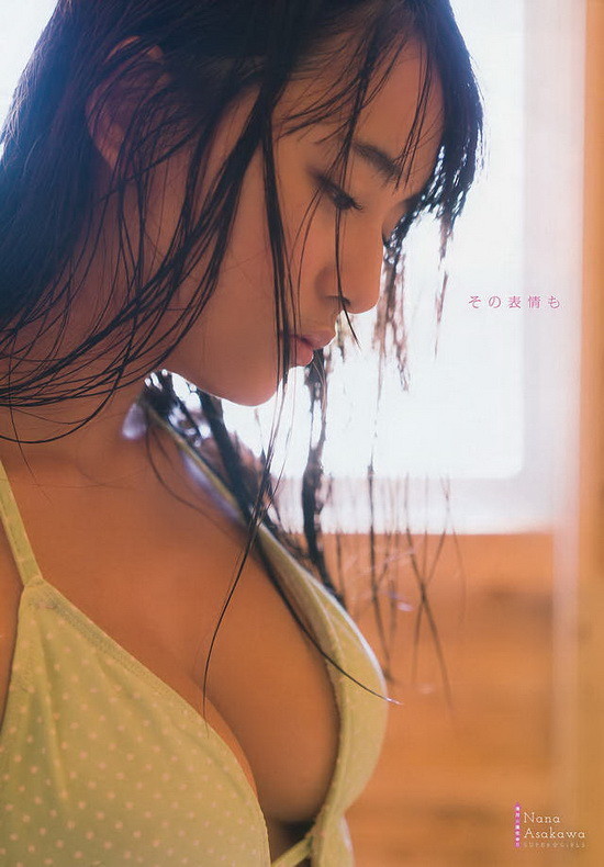 今天的女主角相信各位应该不太陌生，因为浅川梨奈之前我们曾多次提及到，去年刚在写真界推出作品就获得不小轰动的她，今年虽然感觉稍稍熄火了一点，但是在下半年的回锅冲刺相当来劲，不但拍摄了更多的美图以外，也在电视剧《天才麻将少女》（咲-Saki-）参与演出，成为下半年完全可以期待的日本新生代写真偶像