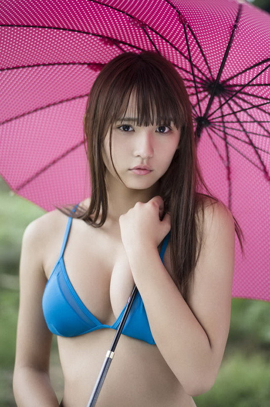 今天的女主角相信各位应该不太陌生，因为浅川梨奈之前我们曾多次提及到，去年刚在写真界推出作品就获得不小轰动的她，今年虽然感觉稍稍熄火了一点，但是在下半年的回锅冲刺相当来劲，不但拍摄了更多的美图以外，也在电视剧《天才麻将少女》（咲-Saki-）参与演出，成为下半年完全可以期待的日本新生代写真偶像