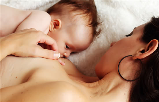 哺喂母奶造成乳房大小不同？