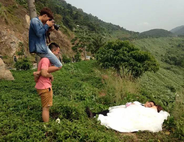 当然，婚纱摄影师也离不开敬业的助手…