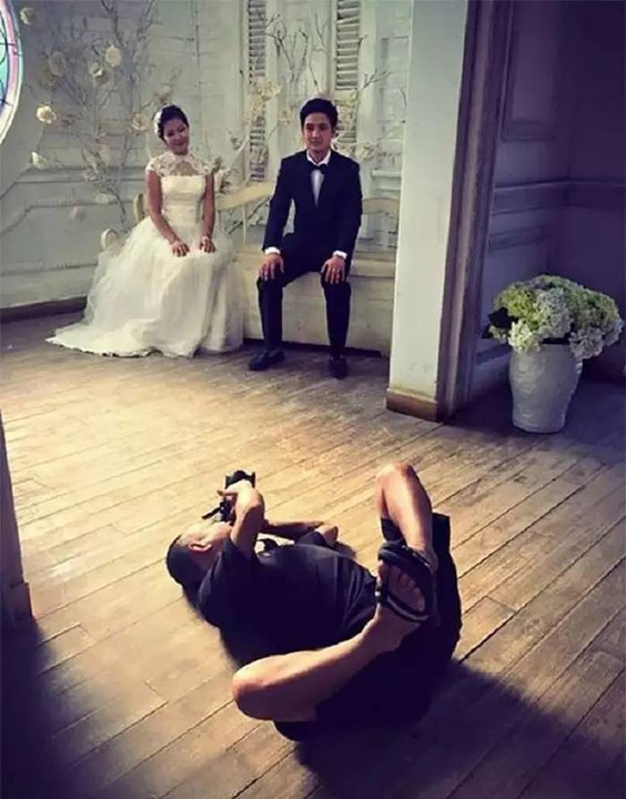 扭着~