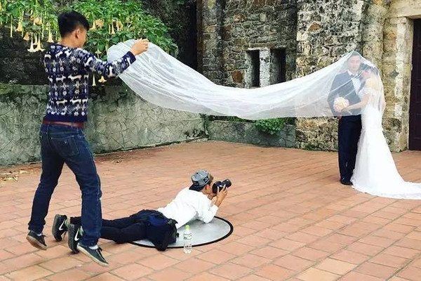 可以说，婚纱摄影师们的工作姿势无所不用其极，譬如趴着~