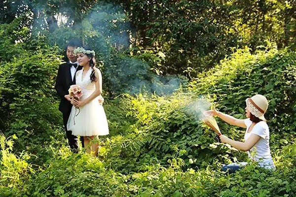 当然，婚纱摄影师也离不开敬业的助手…