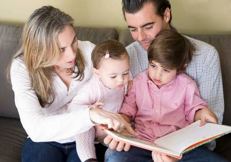 宝宝不爱看书，因为爸妈太无趣？分享8种有趣的亲子阅读方式