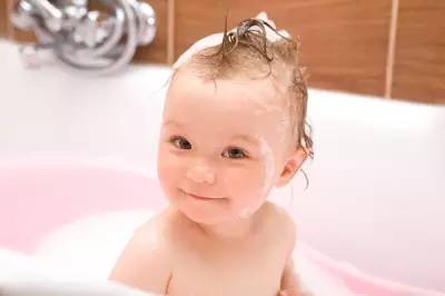 天凉了，宝宝洗澡洗头总抗拒，哪里错了？