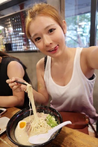 又到了为大家介绍妹子的时间了！今天要为大家介绍的是一位来自台湾的正妹林莎。林莎昵称Super Lisa，是一位模特、showgirl兼coser，有着一张天生的萝莉脸和32D的犯规身材。林莎甜蜜的笑容和好身材迷倒了不少粉丝，每次活动都吸引了不少人去探班。