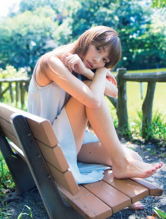 25岁的内田理央从参加NTV女郎选拔出道，到现在已经过了五年的时间，这段期间经过不少尝试的她，拍过不少杂志写真与电视剧，但是真正受到观众注意的演出，是2014年的「假面骑士Drive」一剧，并且饰演当中一角诗岛雾子