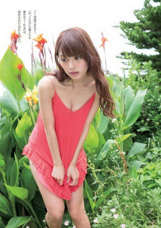内田理央除了在戏剧圈表现出强烈的企图心之外，在写真方面下的功夫也一点都不马虎，不但频繁的拍摄性感写真外，更是大胆的挑战露屁屁、甚至半裸全裸不露点这样的吸睛尺度