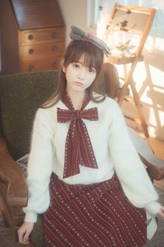 还记得上次的韩国第一美少女Yurisa cos的赤木晴子吗？这次她又来啦！Yurisa凭借既爱高达又爱游戏，本身还非常萌萌哒的属性，成为了不少宅男心中的女神。
