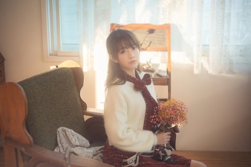 还记得上次的韩国第一美少女Yurisa cos的赤木晴子吗？这次她又来啦！Yurisa凭借既爱高达又爱游戏，本身还非常萌萌哒的属性，成为了不少宅男心中的女神。