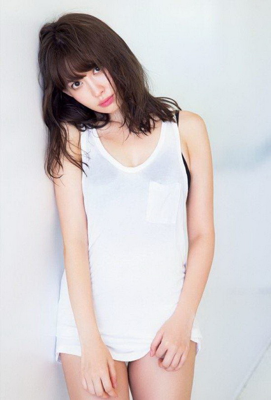 本期写真也以奇蹟的美体做为主题，以小嶋阳菜的资质而言这样讲绝对没有问题，萌大奶?