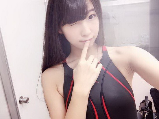 川崎绫今年5月份跟着摄影组前进冲绳拍摄了写真DVD「川崎あや　ふわあや」，随着发售日登场不但买气不错之外~出席发表会时也非常专业的换上泳装一展好身材