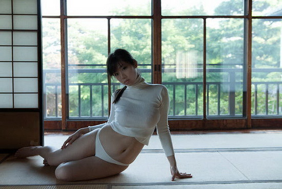 今天要跟大家分享的是来自日本的写真女星铃木富美奈（铃木ふみ奈），前面看到的就是她最有名的一组着衣巨乳布丁奶写真，话说不愧是拥有日规H罩杯威力的美女，拥有这样的身材才能撑出这样的效果