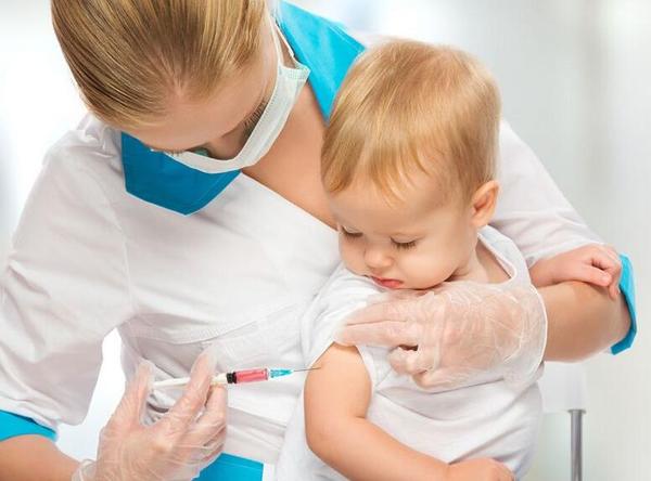 宝宝接种疫苗时，妈妈做到这些可适当降低伤害