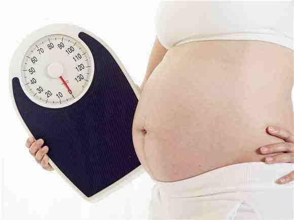 孕妈妈体重250斤，剖宫后医生都找不到胎儿! 孕期过胖有哪些坏处