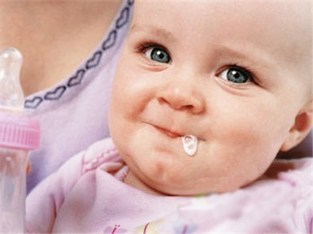 新生儿吃奶吐了还要吃怎么办