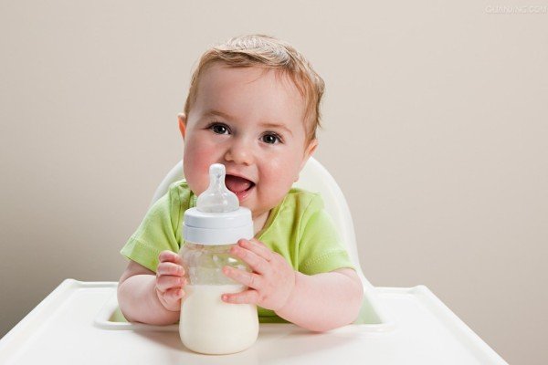 宝宝呛奶怎么办 宝宝呛奶时不要直立