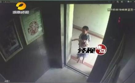 2岁女童被熊孩子关进电梯坠楼 5岁男孩将女童关电梯谁负责