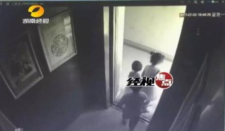 2岁女童被熊孩子关进电梯坠楼 5岁男孩将女童关电梯谁负责