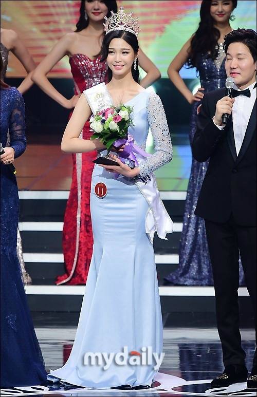 韩国小姐选拔大赛落下帷幕，徐才媛从参赛33名佳丽中脱颖而出，夺得了今年的韩国小姐冠军。