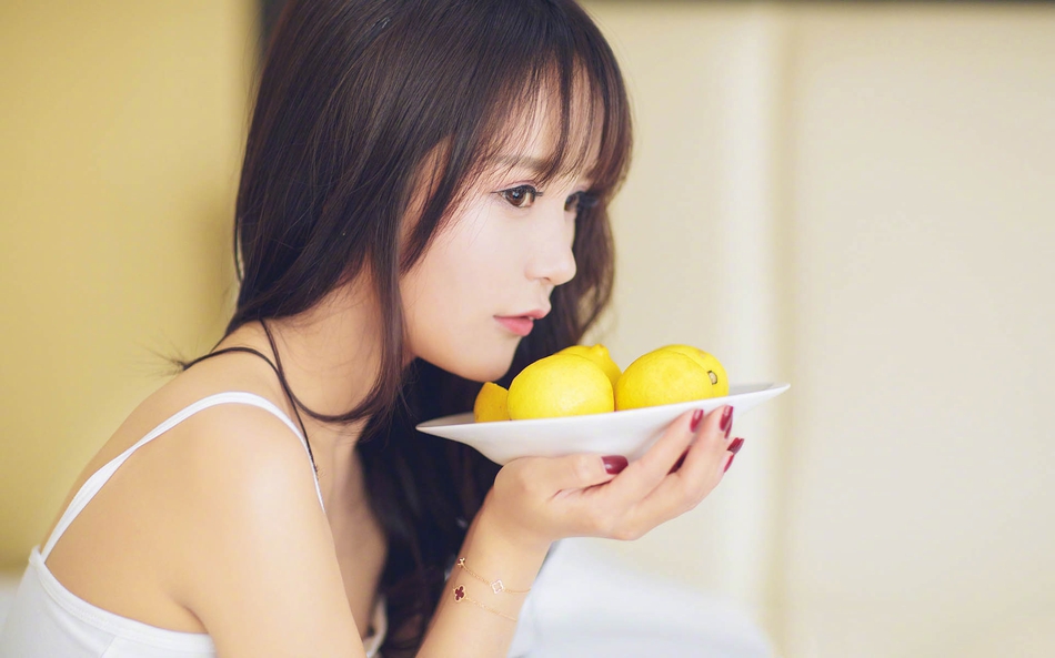 柠檬少女居家写真，她身穿纯洁白衣犹如天使，微湿的发丝尽显小女人娇媚。