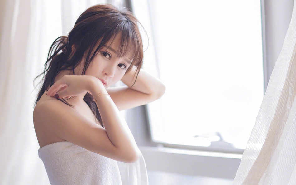 柠檬少女居家写真，她身穿纯洁白衣犹如天使，微湿的发丝尽显小女人娇媚。