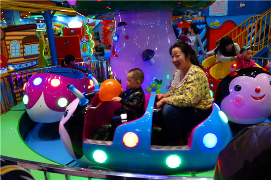 未满2岁幼儿商场游乐园玩小火车被卡身亡 商场游乐园为何事故频发