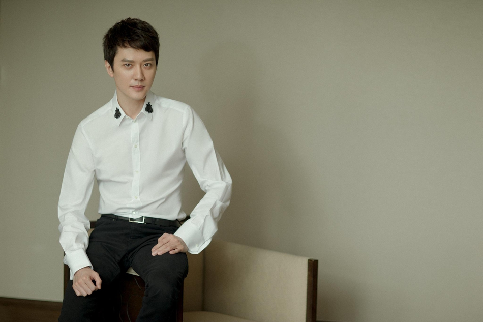 日前，冯绍峰曝光一组最新写真，清爽短发，沉静面容，冯绍峰将经典白衬衫简约、清新的风格与自身气质融合地恰到好处。