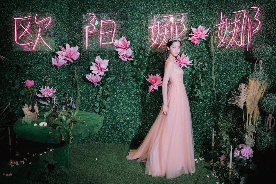 7月11日，欧阳娜娜举行新专辑发布会，一袭粉色长裙甜美又气质，配上波浪卷发，置身于超梦幻的场景中，仿佛童话中的公主。