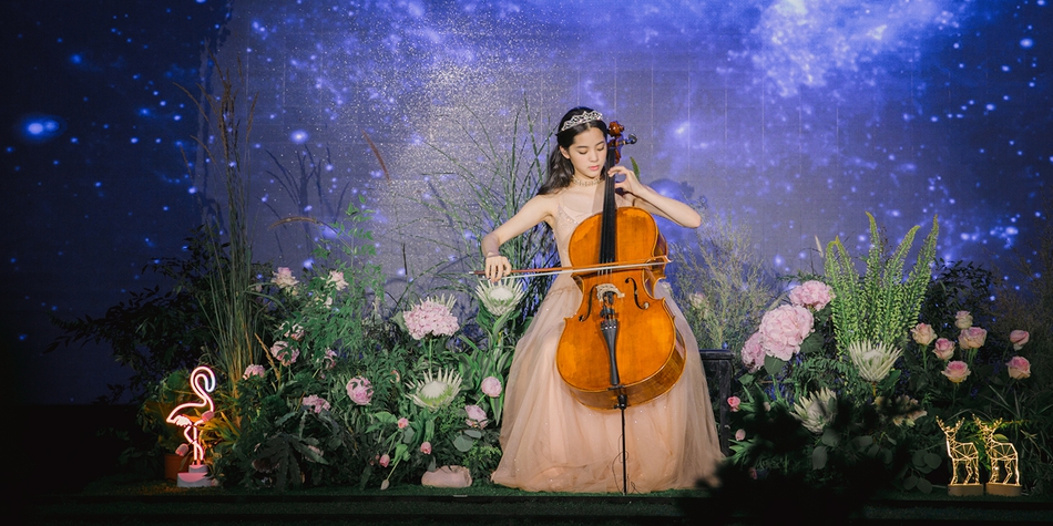 7月11日，欧阳娜娜举行新专辑发布会，一袭粉色长裙甜美又气质，配上波浪卷发，置身于超梦幻的场景中，仿佛童话中的公主。