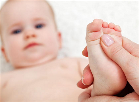 一个月婴儿抚触手法图 新生儿抚触要注意力度