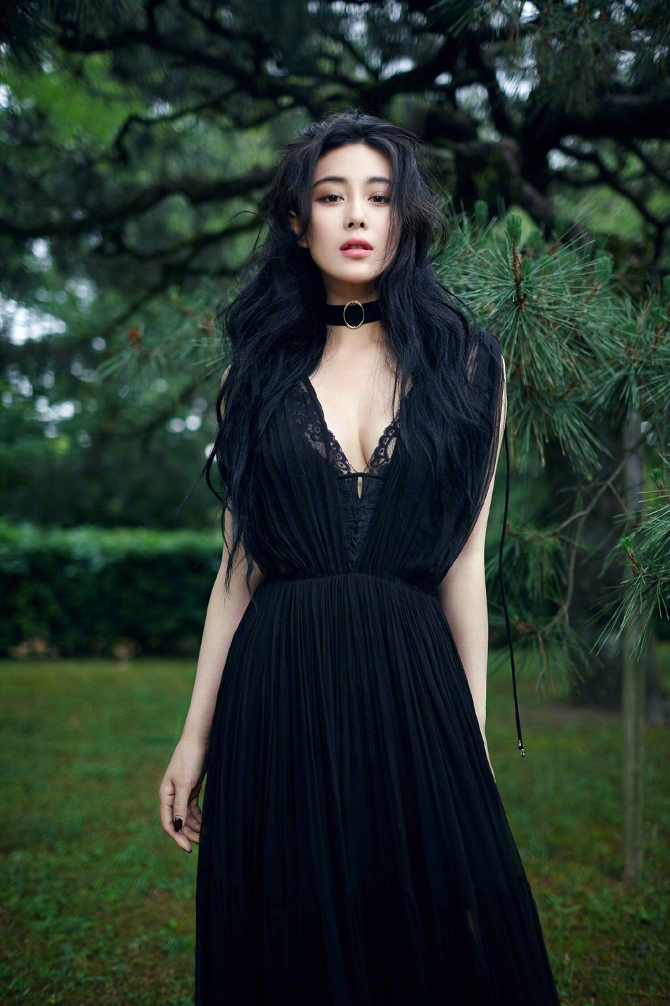张馨予林间大片，分别身穿飘逸纱裙和黑色暗黑长裙，十分惊艳是不可多得的尤物。
