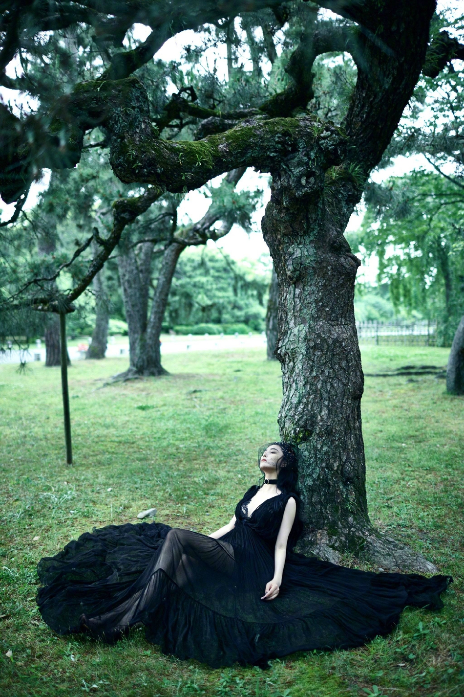 张馨予林间大片，分别身穿飘逸纱裙和黑色暗黑长裙，十分惊艳是不可多得的尤物。