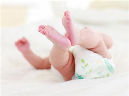 新生儿一天尿几次正常，尿量是多少呢
