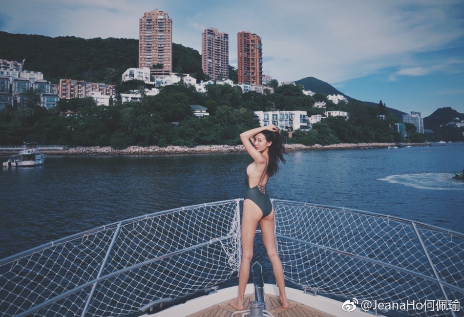 日前，香港嫩模何佩瑜在微博晒出一组出海美照。照片中，何佩瑜身穿清凉比基尼，大秀傲人身材，获网友称赞“横看成岭侧成峰”。
