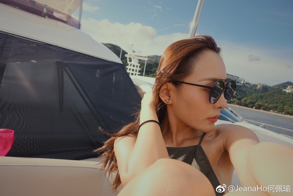 日前，香港嫩模何佩瑜在微博晒出一组出海美照。照片中，何佩瑜身穿清凉比基尼，大秀傲人身材，获网友称赞“横看成岭侧成峰”。