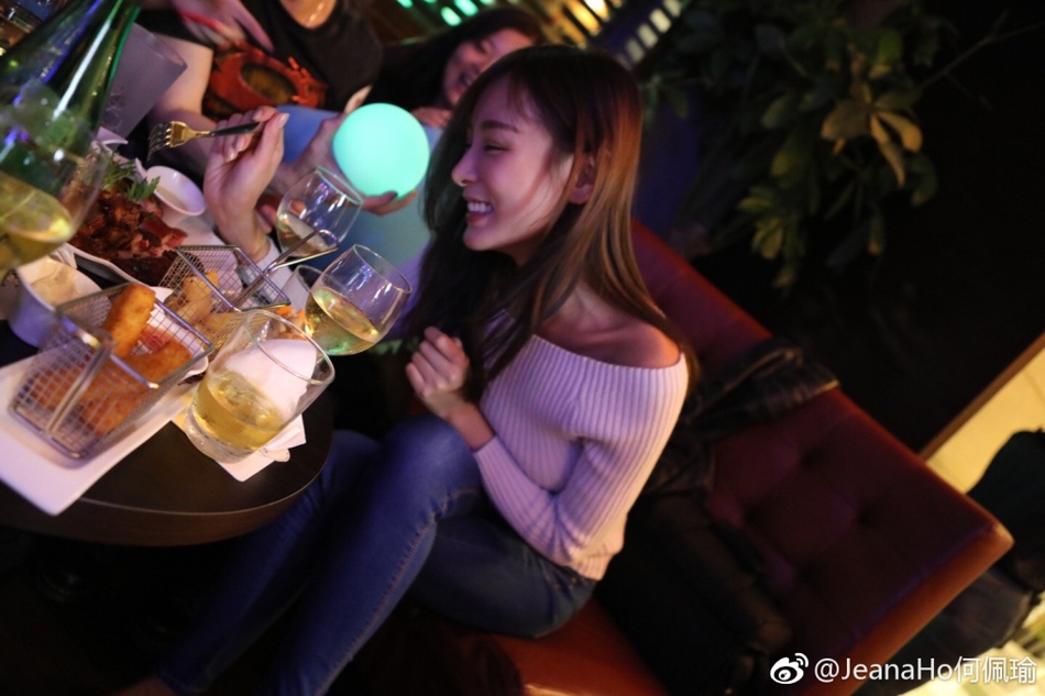 日前，香港嫩模何佩瑜在微博晒出一组出海美照。照片中，何佩瑜身穿清凉比基尼，大秀傲人身材，获网友称赞“横看成岭侧成峰”。