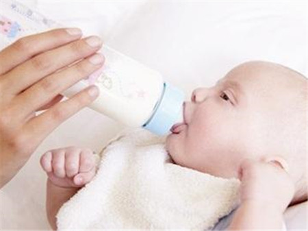 早产儿什么时候换奶粉，如何选择早产儿奶粉呢